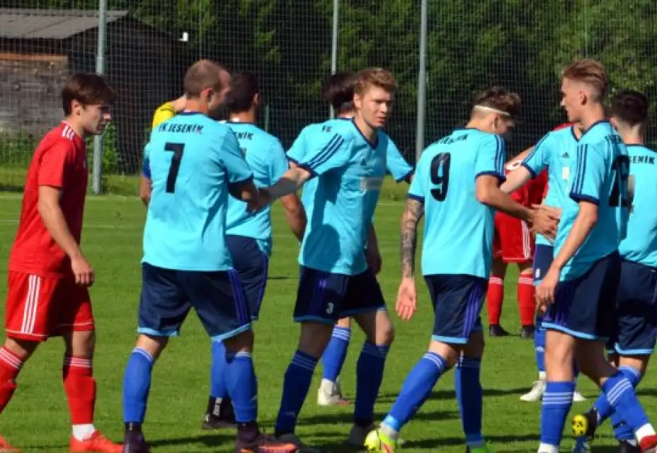 Dorostenci vzdorovali lídrovi statečně, nakonec však prohráli 4:1